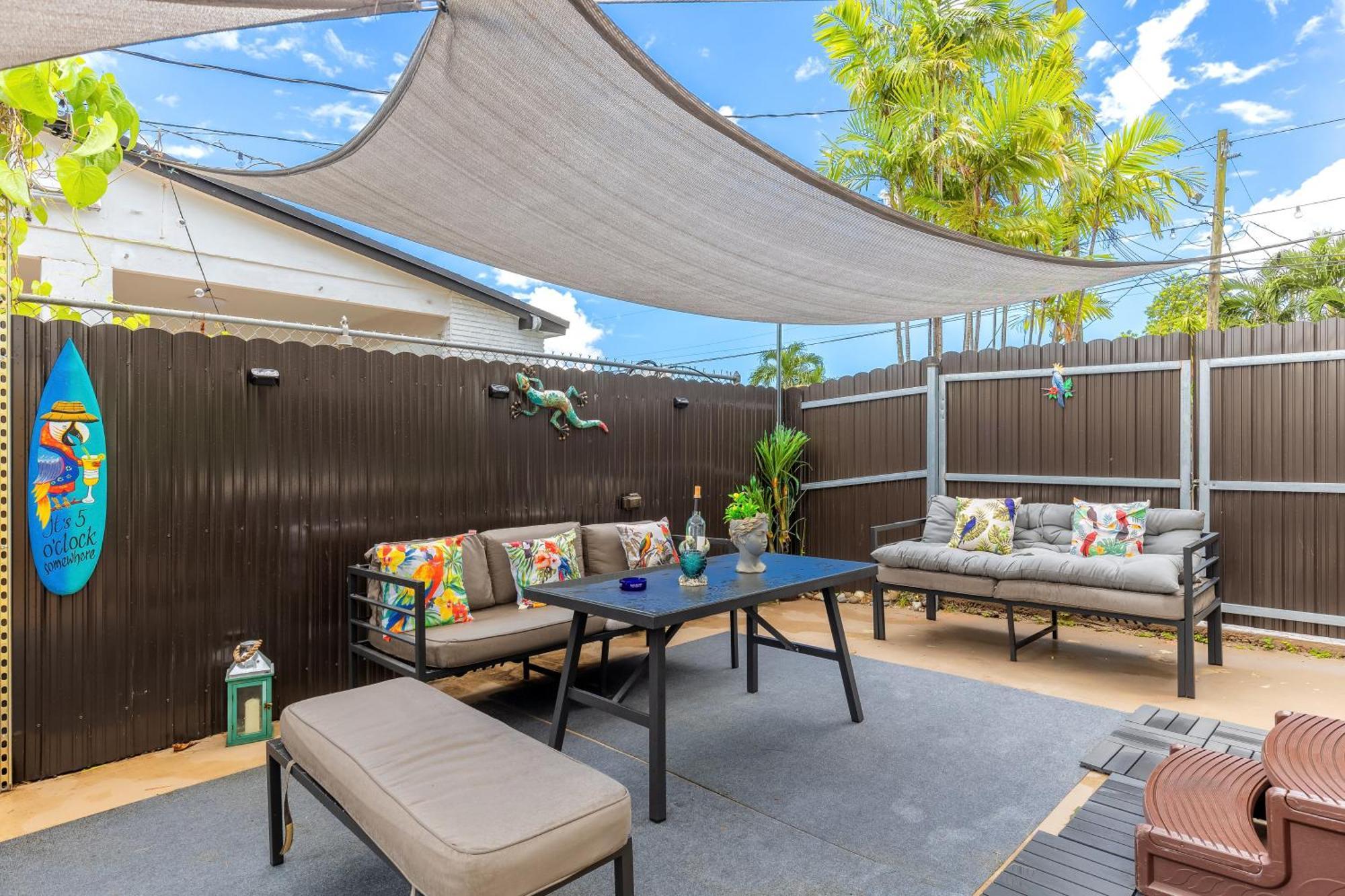 New 2bedroom 2bath House With Private Backyard & Jacuzzi Сasa de vacaciones *